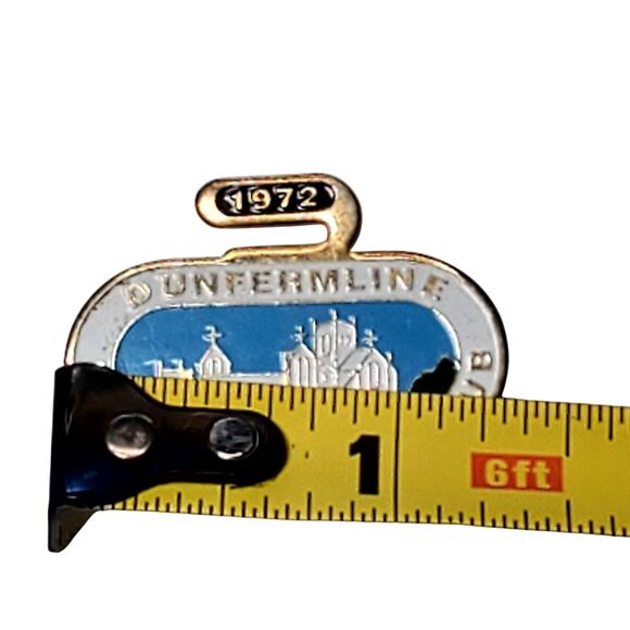 Dunfermline Ladies Curling Club 1972 Collectors Pin Gold Tone Vtg - Picture 5 of 5